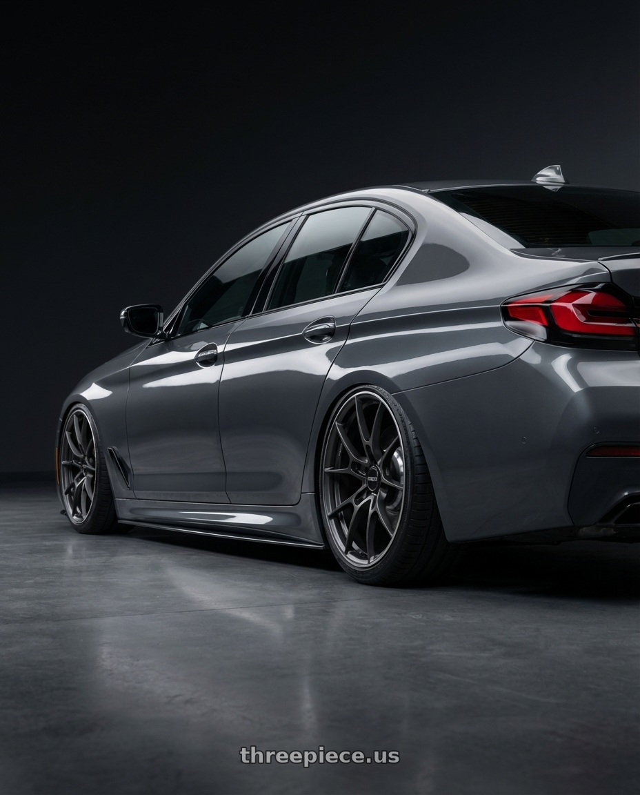 2022 BMW 540i, Dark Grey with Volk Racing G025 5x120 20x9.0+22 Matte Gunblack / Rim Edge DC wheels rear three quarter view square tires