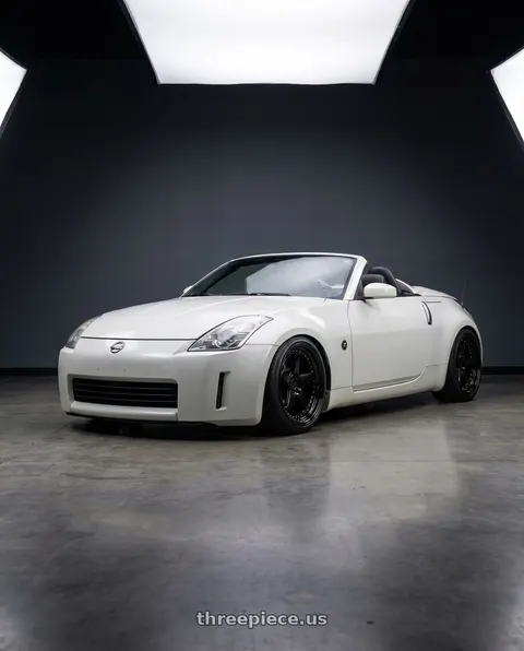 2004 Nissan 350Z with Aodhan DS05 5x114.3 18x9.5+30 Gloss Black W /Gold Rivets wheels