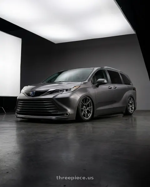 2022 Toyota Sienna XSE with Konig Ampliform 5x114.3 20x8.5+30 Dark Metallic Graphite wheels