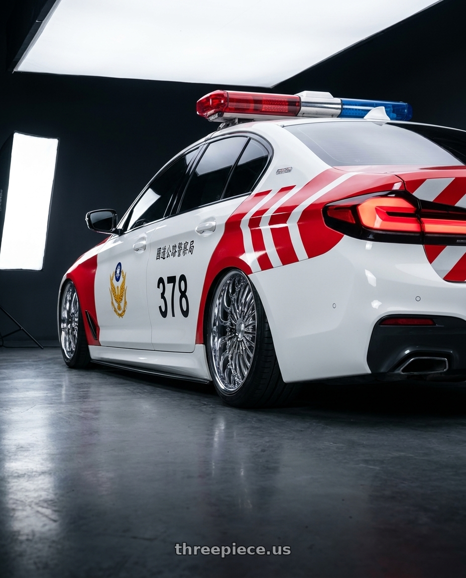 2021 bmw 5-series sedan 520i m sport (台灣國道紅斑馬) with Strada Spina 5x115/5x120 22x8.5 +15 Chrome wheels rear three quarter view slight stretch tires