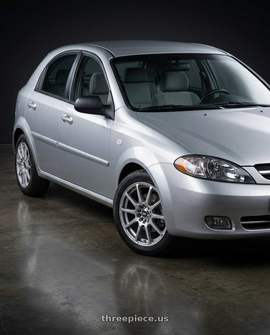Chevrolet Lacetti в кузове хэтчбек, 2008 года выпуска. Машина серебристого цвета, тонировка окон отсутствует, пластик в салоне чёрного оттенка, сиденья тряпичные серого оттенка, боковые зеркала заднего вида черного цвета, ручки дверей серебристые в цвет кузова. with Enkei EDR9 4x100/114.3 16x7+45 Silver wheels